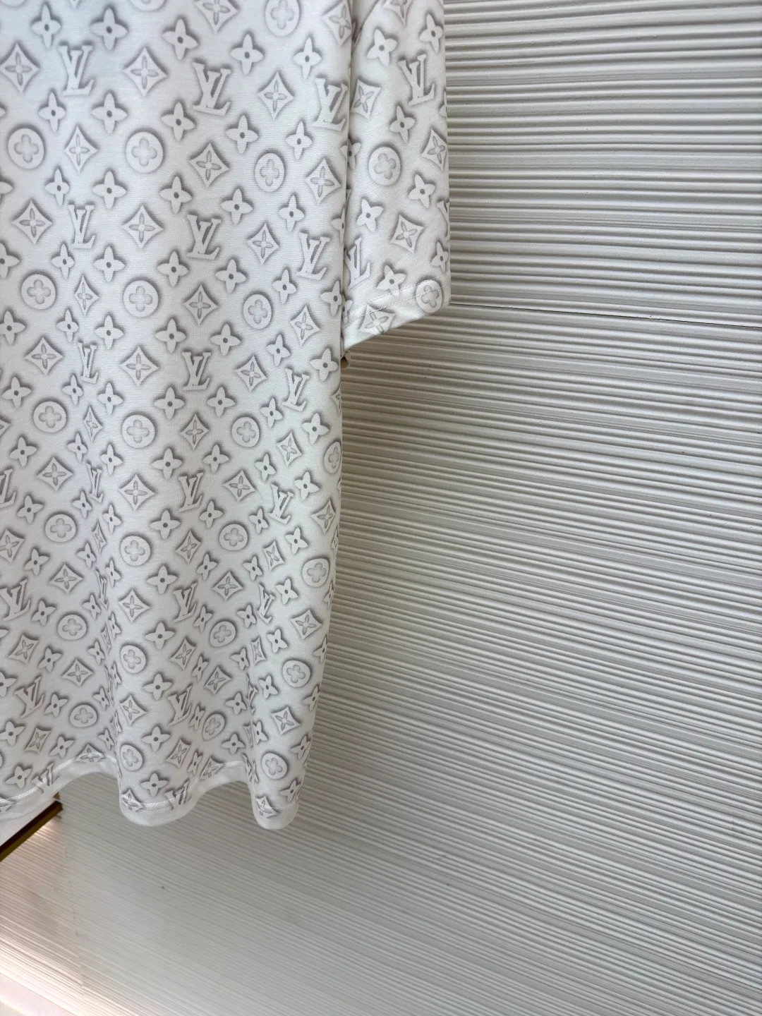 LOUIS VUITTON All-over printed presbyopic short-sleeved T-shirt ●Item No.: 1681546-A15 ●Material: 100% cotton ●Technology: Printing ●Color: White ●Version: Fitted version ●Weight: about 265 grams ●Size: The fabric has been specially treated to present a delicate concave and convex texture. Every letter and pattern is clear and three-dimensional, with a rich touch. The round neck design fits the neck line, the tailoring is neat, and the overall silhouette is simple and elegant. The jacquard process integrates the pattern and fabric through precise weaving control, which not only maintains the visual layering, but also ensures wearing comfort. The stitching on the body is even and neat, about 12 stitches per inch, ensuring a solid structure and not easily deformed. The hem and cuffs are smooth and neat, and the edges are clean and neat, reflecting the exquisite craftsmanship of clothing. The overall design is low-key yet luxurious, combining classic presbyopic elements with modern tailoring, which is not only suitable for daily wear, but also demonstrates quality and taste in the details. The overall wiring is straight and delicate, the fabric is comfortable and soft, and the color is consistent without color difference. It can be matched with the same style to create a fashionable look and control various occasions. Customized accessories, complete with three standards, same style for men and women!